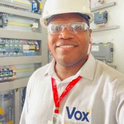 Técnico realizando alinhamento de eixos industriais em conjunto motor e equipamento rotativo
