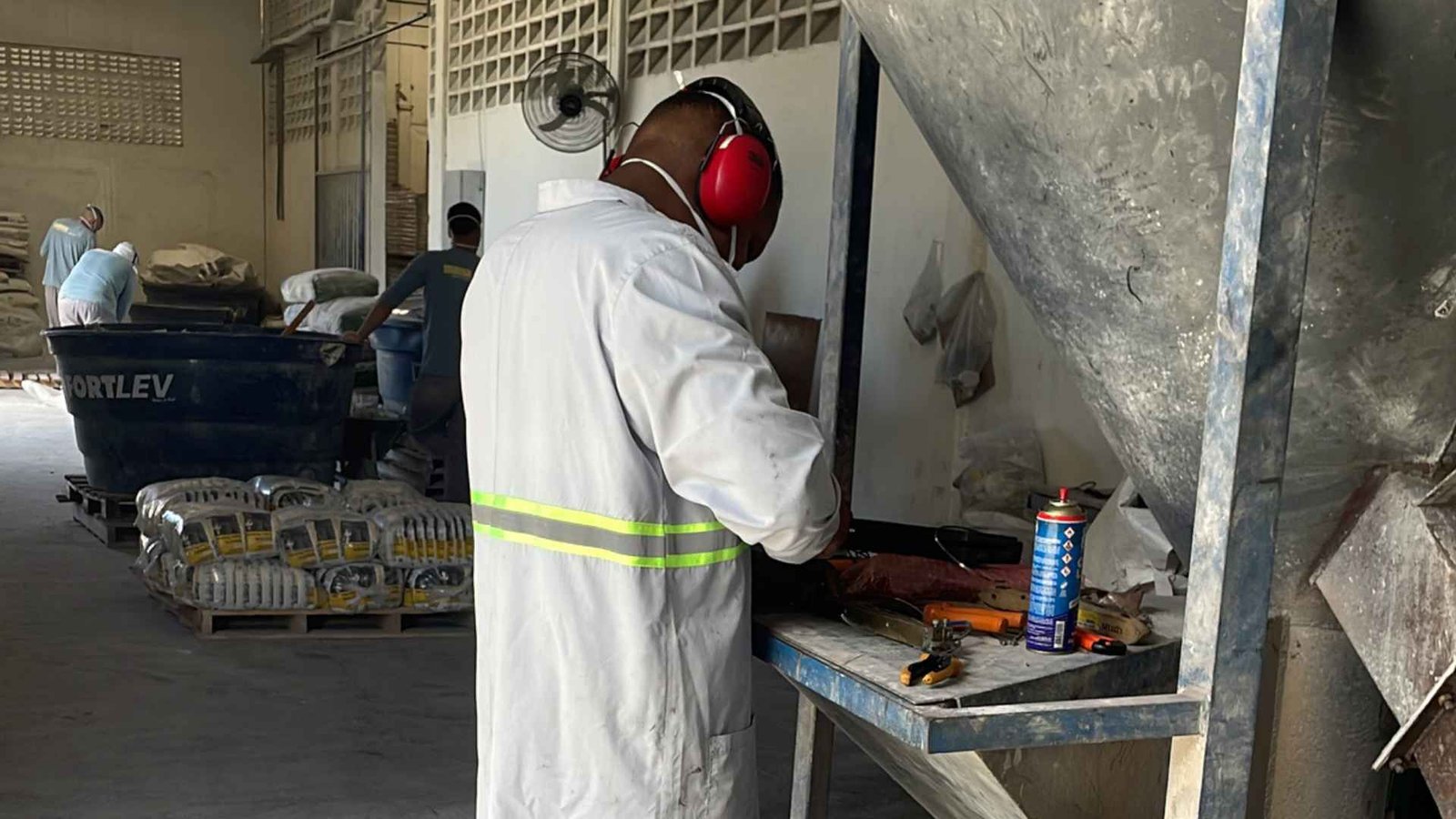 Técnico realizando manutenção preventiva elétrica industrial em painel elétrico